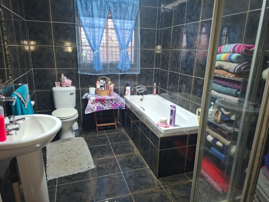 3 Bedroom Property for Sale in Azalea Park North West